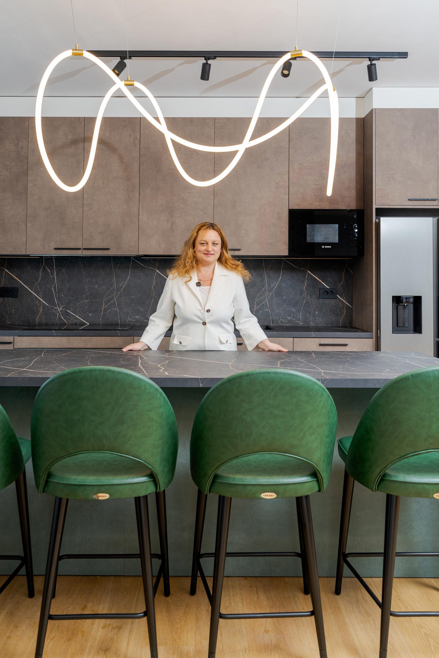 Eleganță cu dublu rol – Design interior bucătărie penthouse București